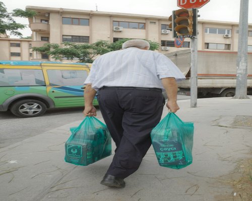 Persona cargando bolsas ecológicas con buena postura